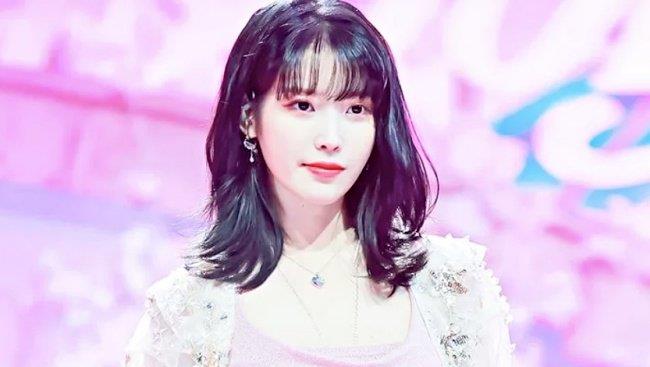 iu|《2021 MMA》IU狂扫5大奖！下班路久违见粉丝，含泪哽咽被感动