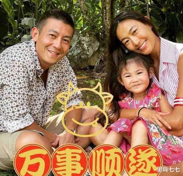 章子怡|陈冠希妻女现身聚会，4岁女儿秋裤配洞洞鞋太土味，颜值被妈拉垮