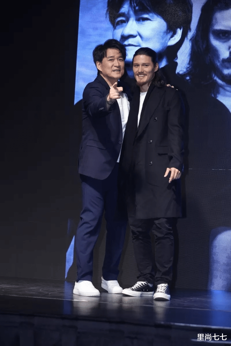 周华健|周华健为儿子庆生,90后儿子皮肤松弛似兄弟,他满口小牙太抢镜