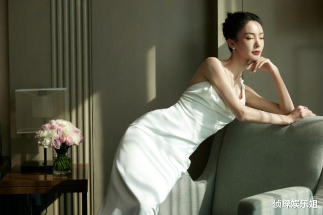 金晨|金晨活动生图曝光，穿吊带白裙又高又瘦，腕线过裆身材比例完美