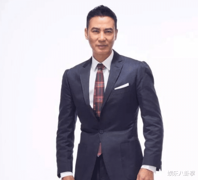 向华强|他才是香港真正的大佬，向华强都对他礼让三分，却对赵丽颖宠爱有加