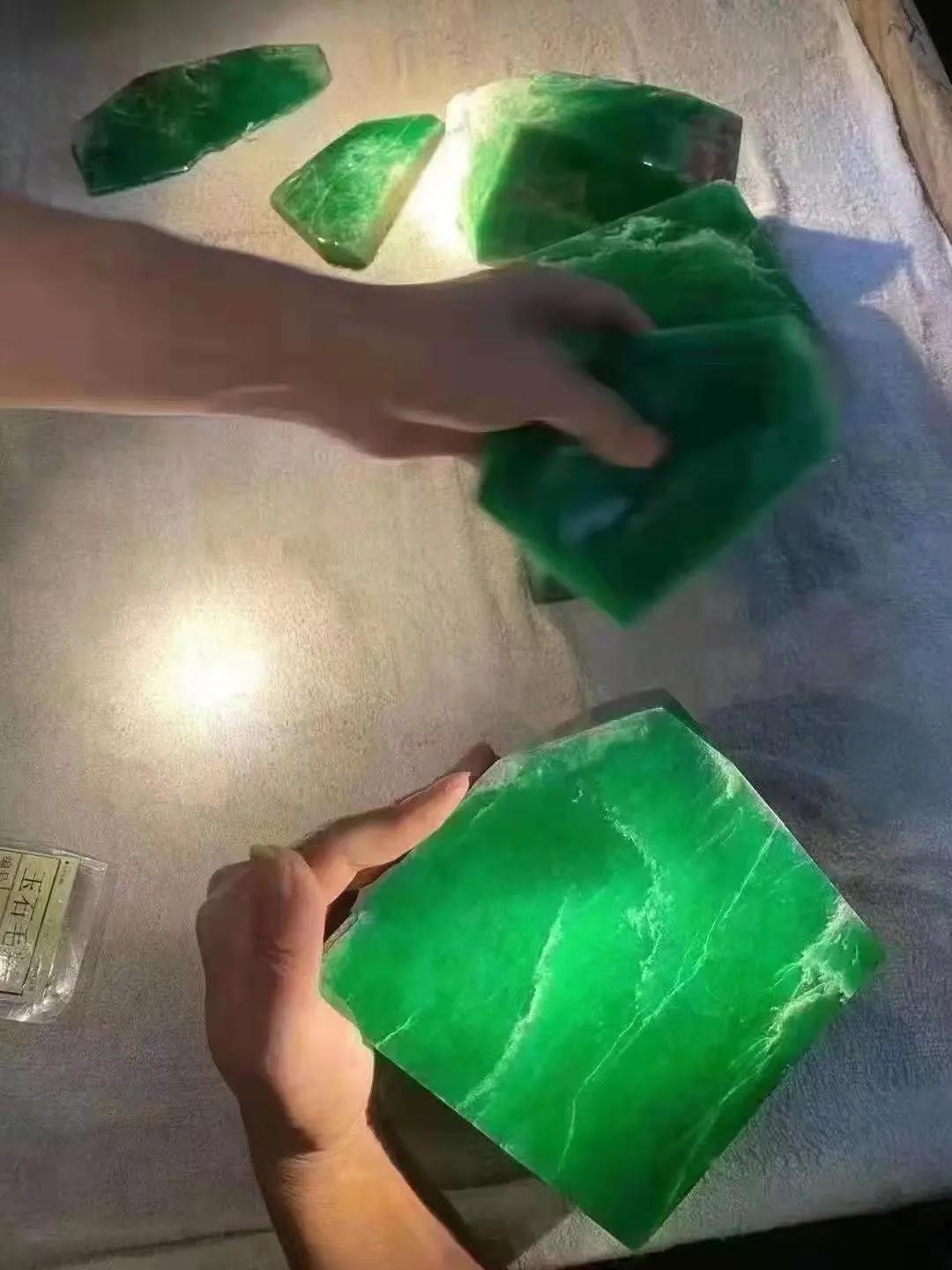 哈轩翡翠 「亿元翡翠俱乐部」再添一员！10片帝王绿料子以1亿5千万中标