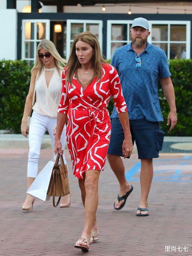 卡戴珊|卡戴珊71岁变性老爸亮相,表情狰狞骨骼变形,24岁女友暴瘦不敢认