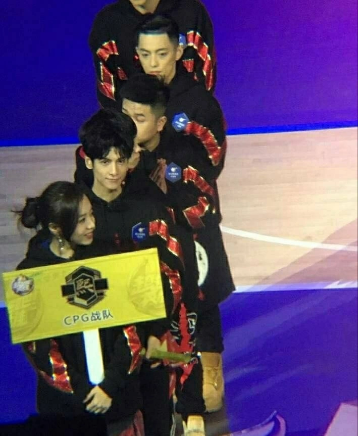 |明星现实生活中真的那么好看吗？