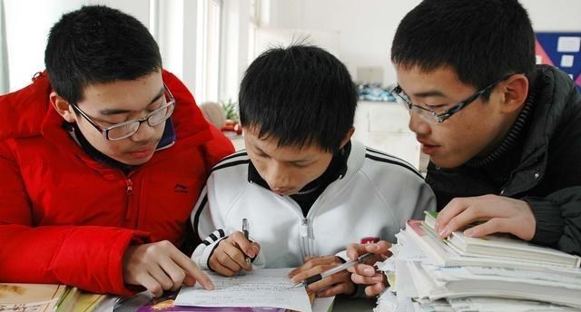 跳蛙的乐 中专女生狂扇男生耳光影响恶劣，问责学校也无法消除家长的偏见