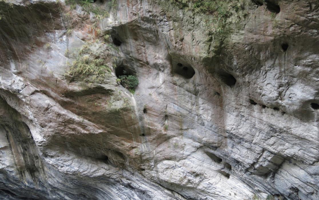 马里亚纳海沟|在太平洋扔下一块花岗岩，它是会被压碎，还是会一直沉到海底？
