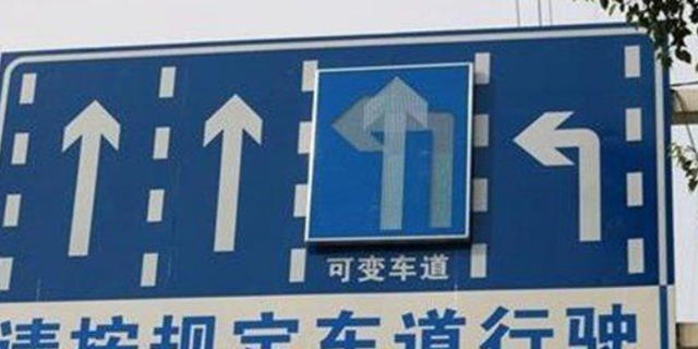 千帆落叶 车主驾驶时，看到“锯齿车道”应该怎么走？切记不要不懂瞎走