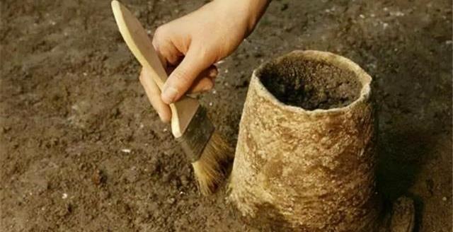 文物|老人钓到一只背后插着4支箭的“乌龟”,经鉴定:这一杆价值18亿