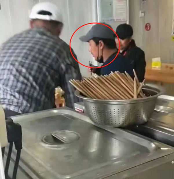 张国立|张国立儿子现身苍蝇小馆，一脸胡渣吃外卖，父子俩罕见同框接地气