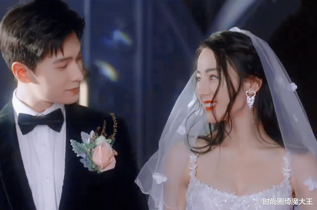 时尚圈绮魔大王|《你是我的荣耀》首播，热巴怼脸拍暴露眼袋，杨洋打游戏姿势被嘲