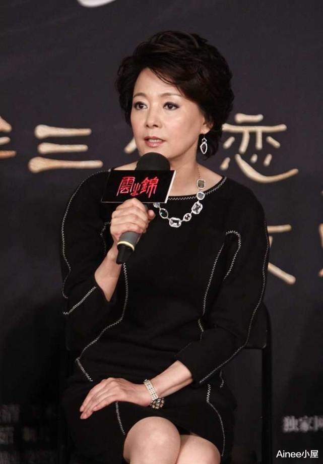 Ainee小屋|张瑜才是优雅代言人,穿描边黑裙配高跟鞋,妆容素雅大气挺高贵