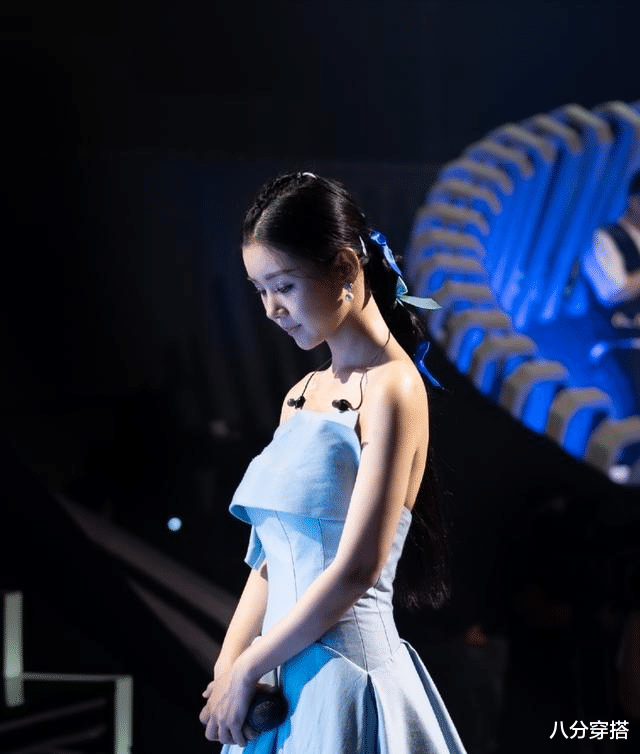 八分穿搭|李小萌“妈妈辈”里最显年轻，天蓝色抹胸礼服清冷优雅，高级洋气