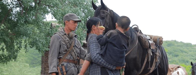 张天爱|张天爱拍戏片场还兼职带娃，抱着孩子臂力惊人，网友：春子好温柔