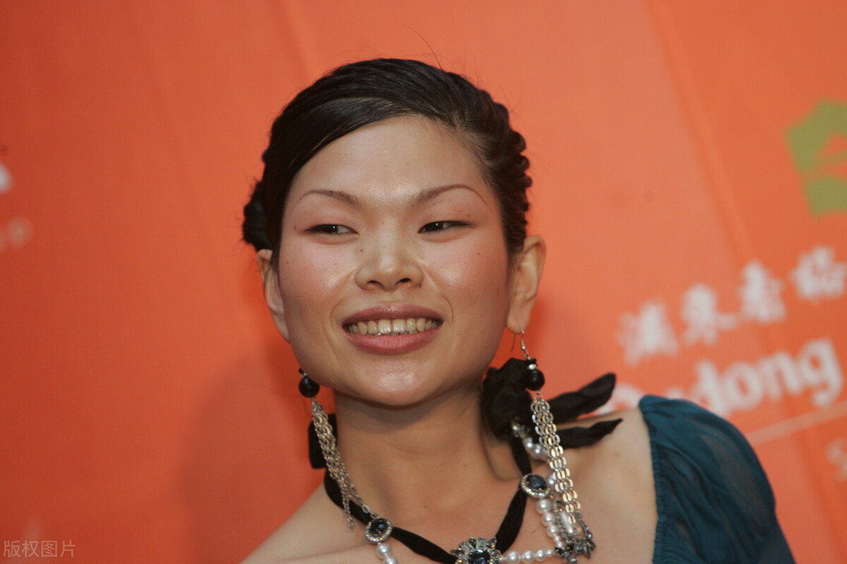 翡翠|一手烂牌打出王炸，小眼睛厚嘴唇大方脸，吕燕的脸跟翡翠一样高级