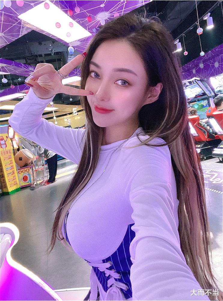 郭美美|不愧网红鼻祖，坐牢都打不垮！29岁郭美美黑丝裹体名车开路，潇洒更胜从前