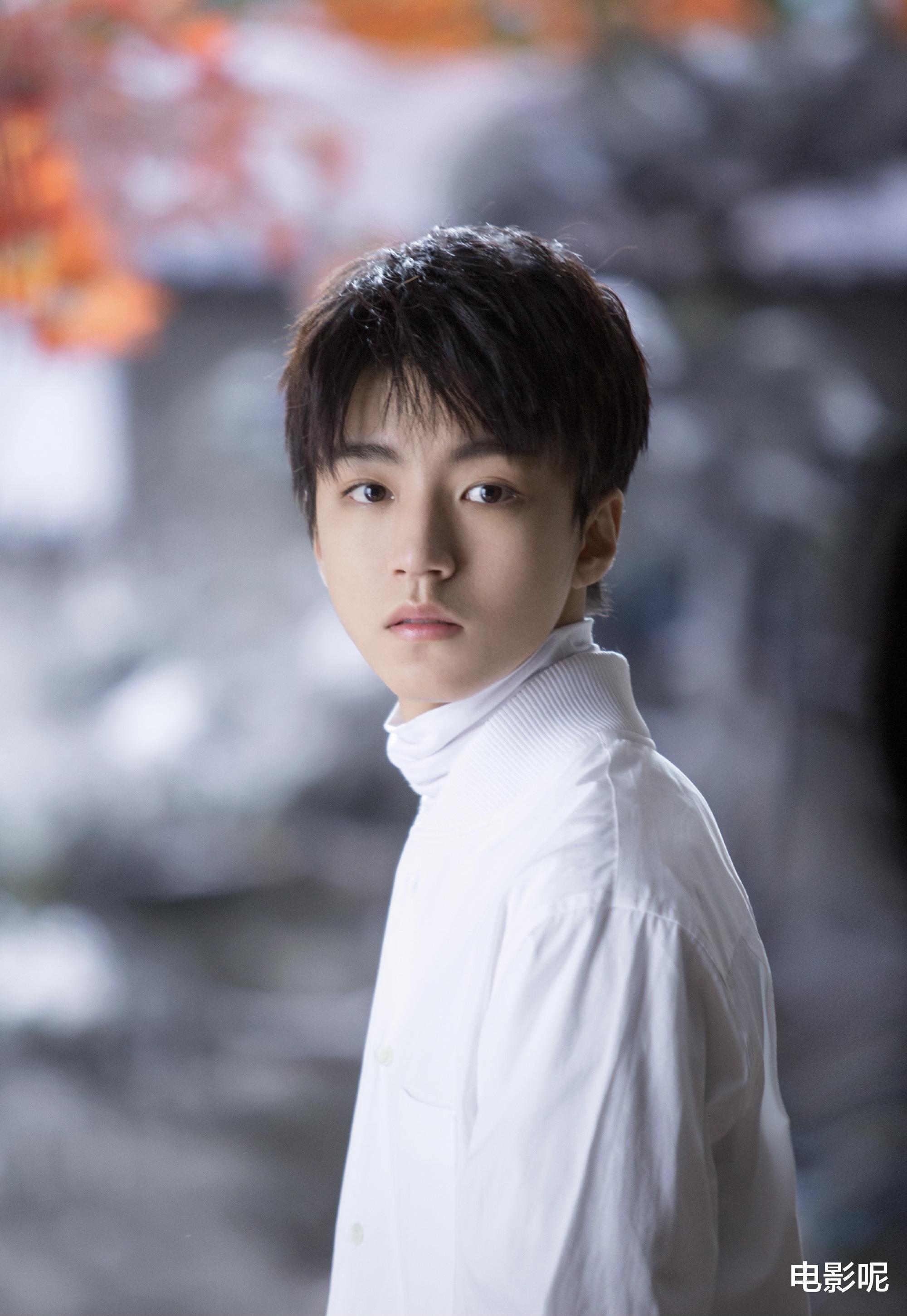 王俊凯|王俊凯再度被迫回忆童年，街道用小凯语录制作横幅，太有画面感了