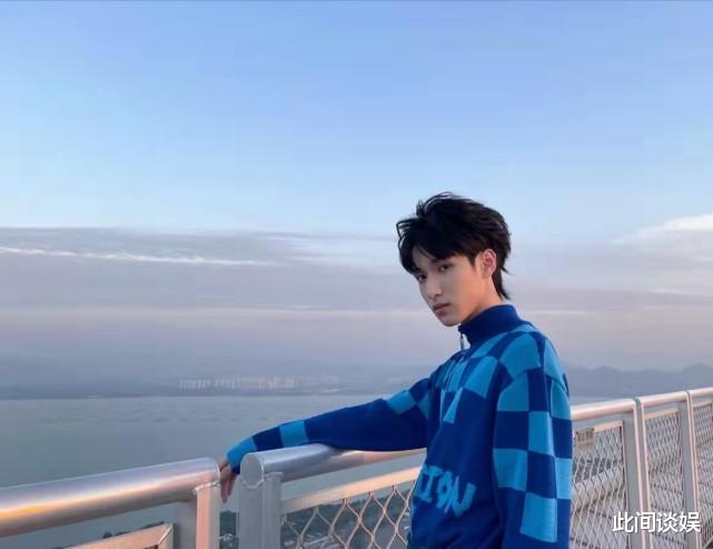 马嘉祺|时代少年团五人发文迎接十二月，马嘉祺拍照风格独特，宋亚轩文案可爱