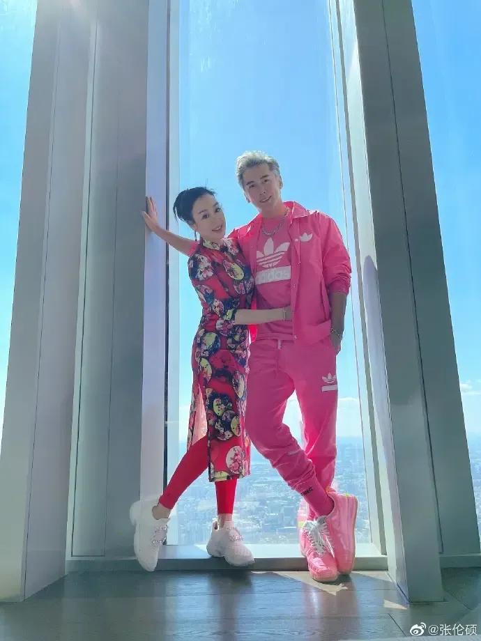 曾馨莹|富士康老板娘晒自拍！46岁戴大金镯还有少女身段，70岁郭台铭好福气呀