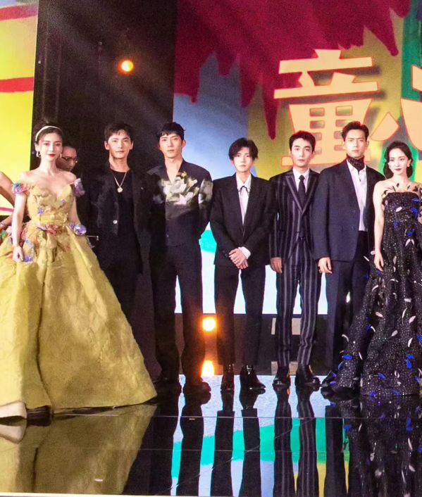 杨幂|杨幂这张神图的背后，不仅全程在吃，事后还带团队去蹭了景甜的饭