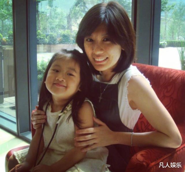 贾静雯|贾静雯大女儿美到认不出，容貌似母亲年轻时，与继父继母关系都好
