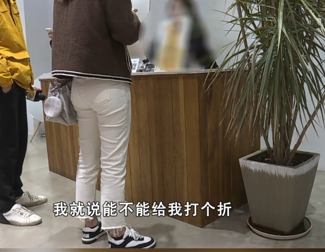 女子试十几件衣服没买,店家:“我们不欢迎你,赶紧滚”