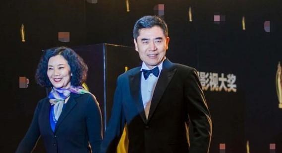 李静|李静翻看唐嫣包包，拿起一支口红就往嘴上涂，一旁唐嫣脸色都变了