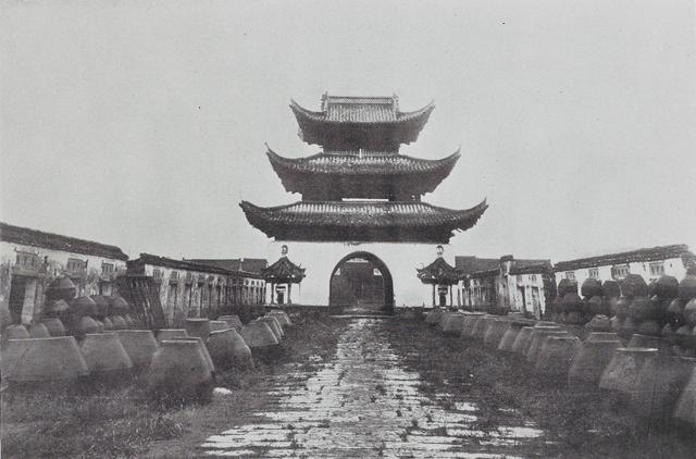 南京|1910年的南京下雪老照片，玄武湖全景，留着长辫的警察，明故宫遗址