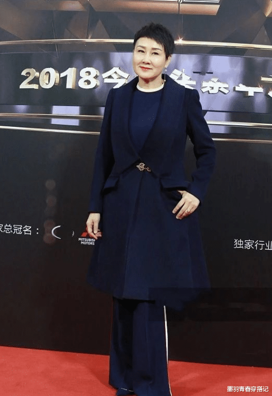 墨羽青春穿搭记|国民妈妈变霸气女总裁，张凯丽穿风衣和女儿合影，酷飒潇洒哪像69