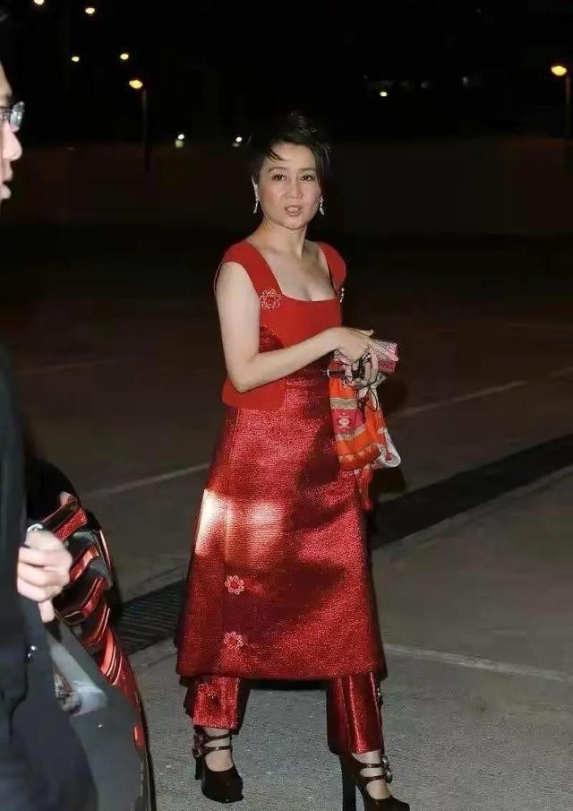 Lady变美日记|被奚梦瑶的婆婆惊艳到了，穿红裙配红裤子也不踩雷，气质太好了