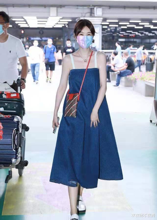 衣在配不在贵|黄晓明前女友真瘦，穿没腰身的牛仔裙都这么苗条，香肩锁骨很惹眼