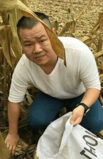 陈凯师|10位明星回老家生活照，女神没架子，少年会干活，靳东痞气十足