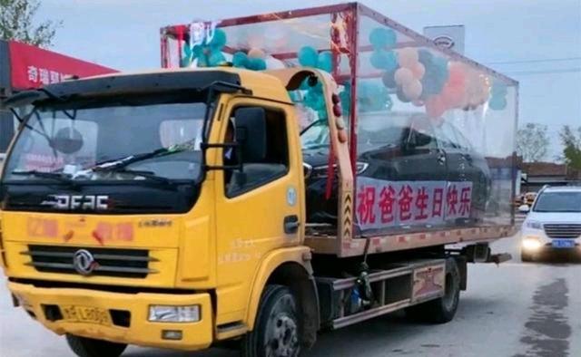 小张所见所闻 山东一女子给56岁父亲过生日，花掉一年的工资买宝马车送给爸爸