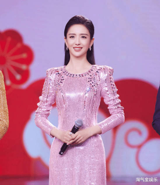 杨幂|佟丽娅手戴30万手镯，头上满是刺眼钻石，脸型只有手掌大