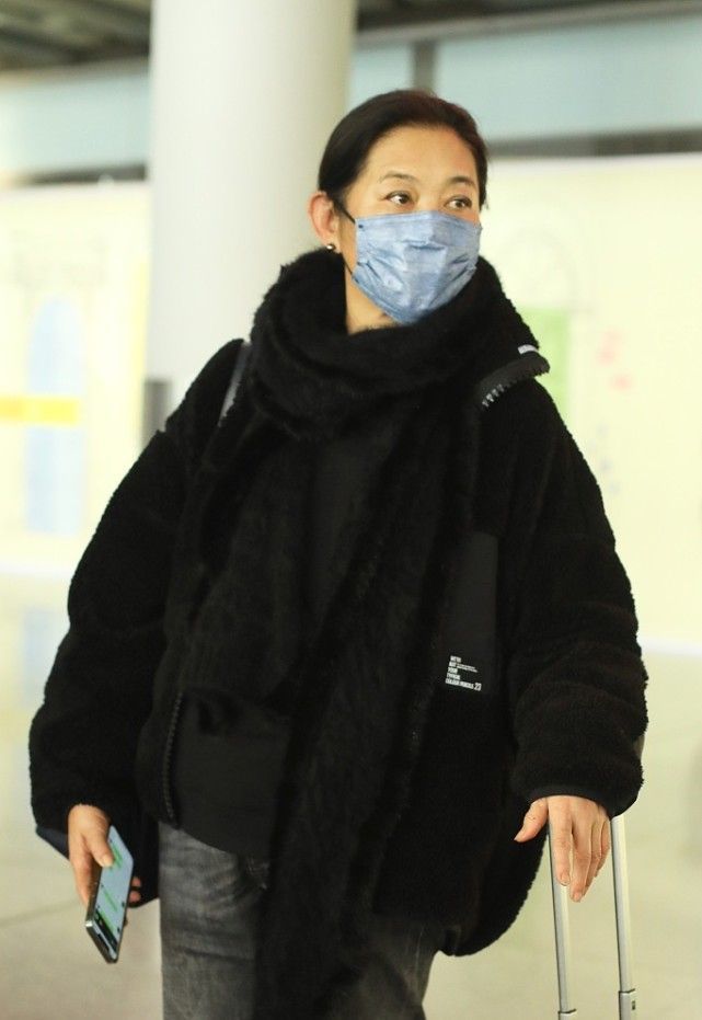 明星素颜 倪萍在机场被拍，素颜干黄自然真实，62岁减肥瘦身了也不漂亮！