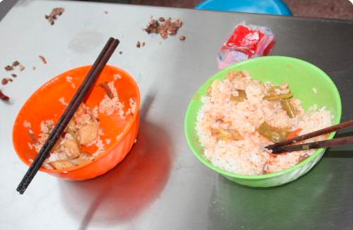 萱爸育儿经|校长在食堂吃光学生剩饭，“节约教育”引争议：不如改善伙食？