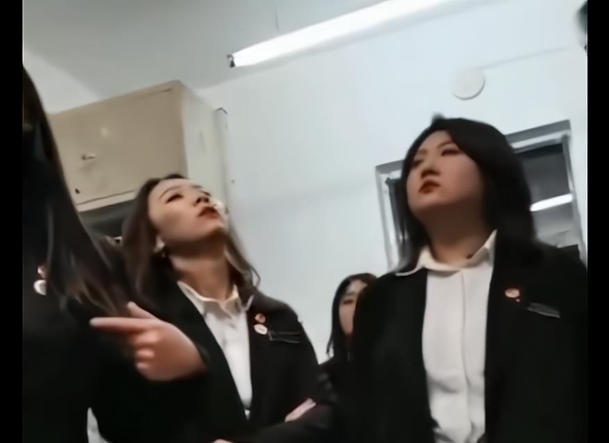 桃小菁说说|“黑龙江职业学院学生会干部查寝”他们就是耍酷、逞威这么简单？