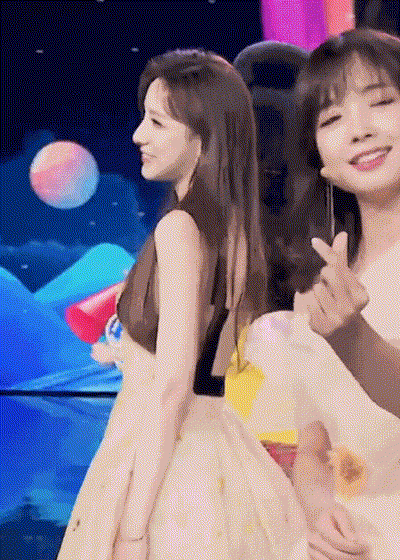 央视|新晋“央视第一美女”出圈！全网直男：对不起王冰冰，我变心了