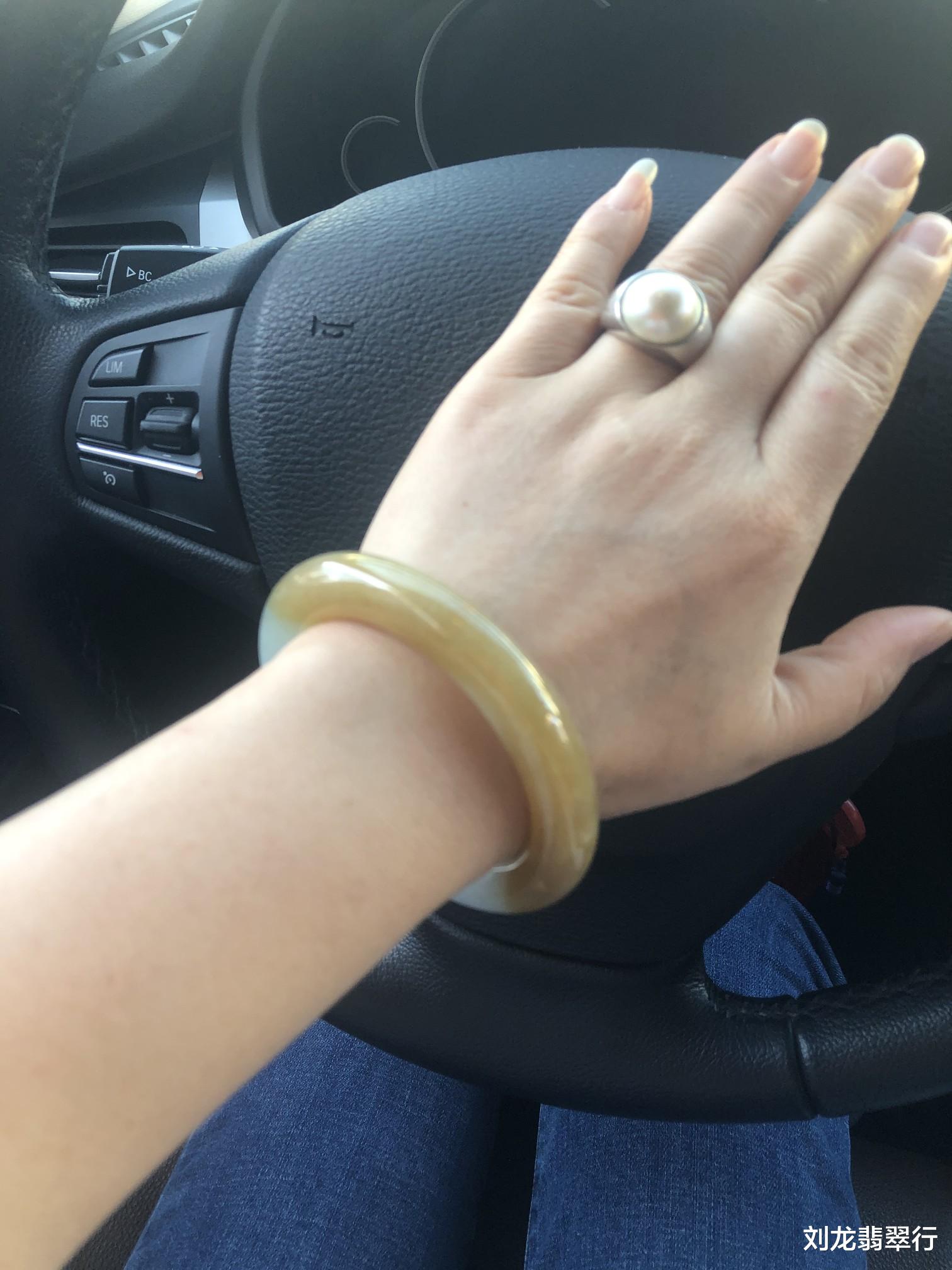 翡翠手镯|各年龄段应该戴什么样的翡翠你了解吗？