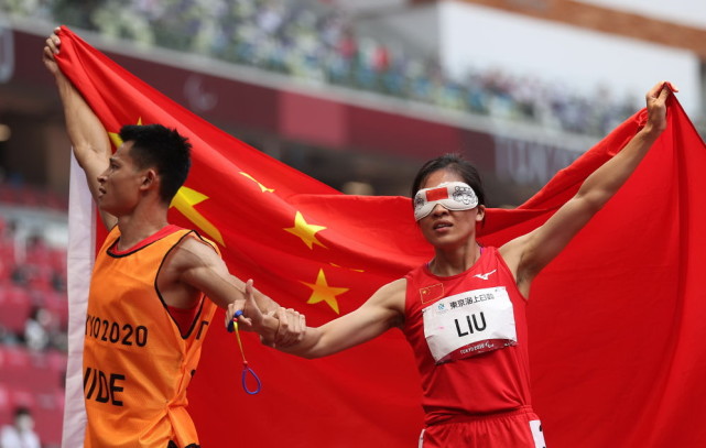 刘翠青夺残奥会T11级女子400米金牌，领跑员韧带撕裂带伤上阵