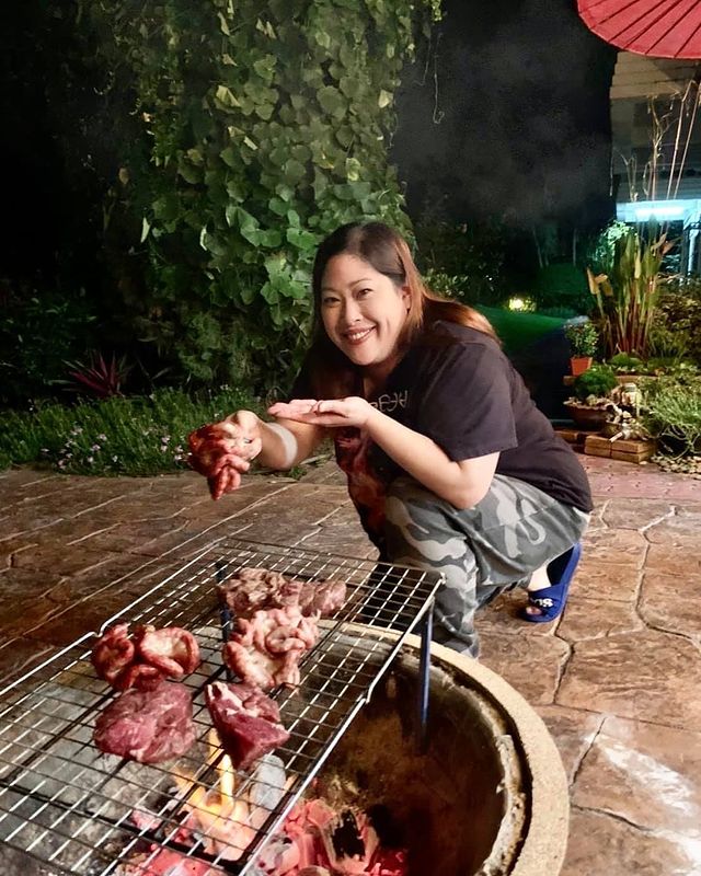 全球时尚风行|泰国38岁胖公主瘦了50斤？蹲着烤肉太接地气，穿黑T真比泰服显瘦