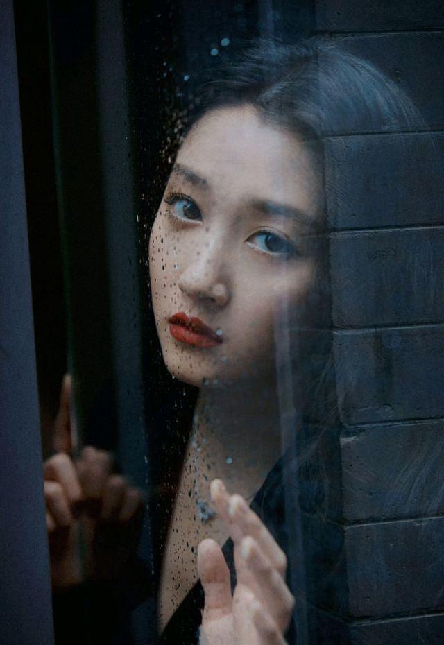 鹿晗|关晓彤性感黑色西装包裙配修长黑丝美腿，难怪鹿晗离不开她