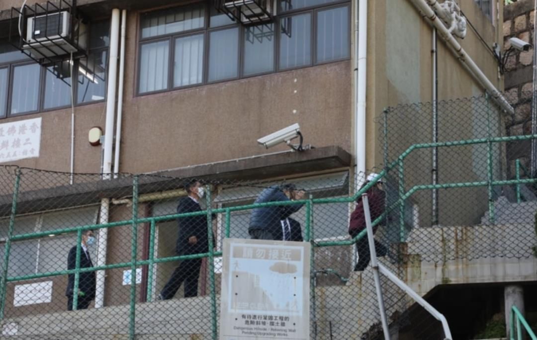 李嘉诚|93岁李嘉诚元旦携子孙拜祭亡妻,港媒却厚脸皮问:何时再捐钱?