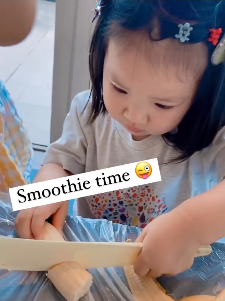 李亚男|李亚男晒大女儿做饮品，天韵化身小厨娘有模有样，和妹妹太像了