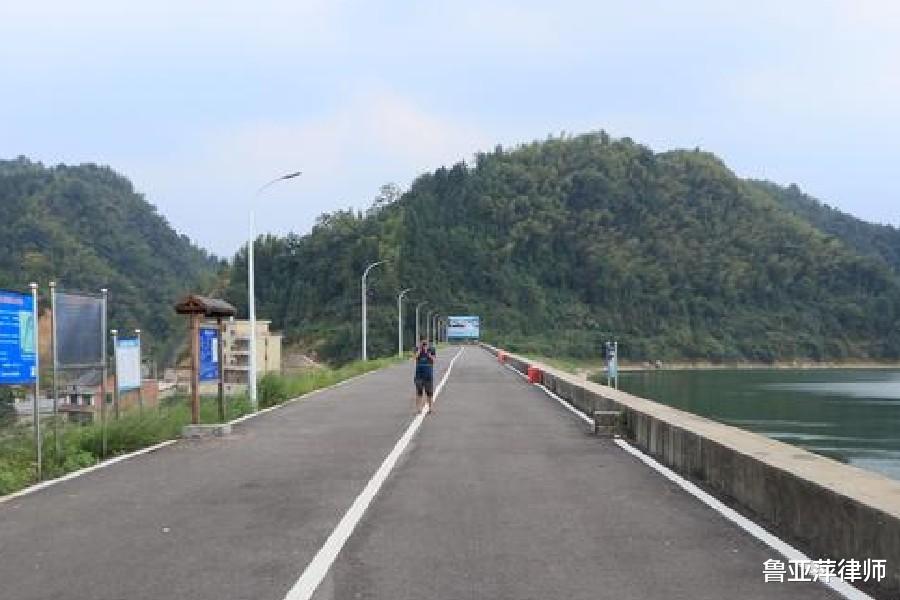 民警 男子杀人后逃入深山老林，半年后化为一具白骨