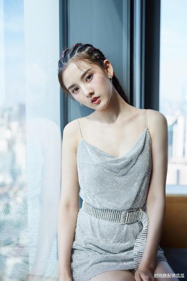 发型|丸子头已经不流行了，今年这5种发型是真火，简单大方显脸小！