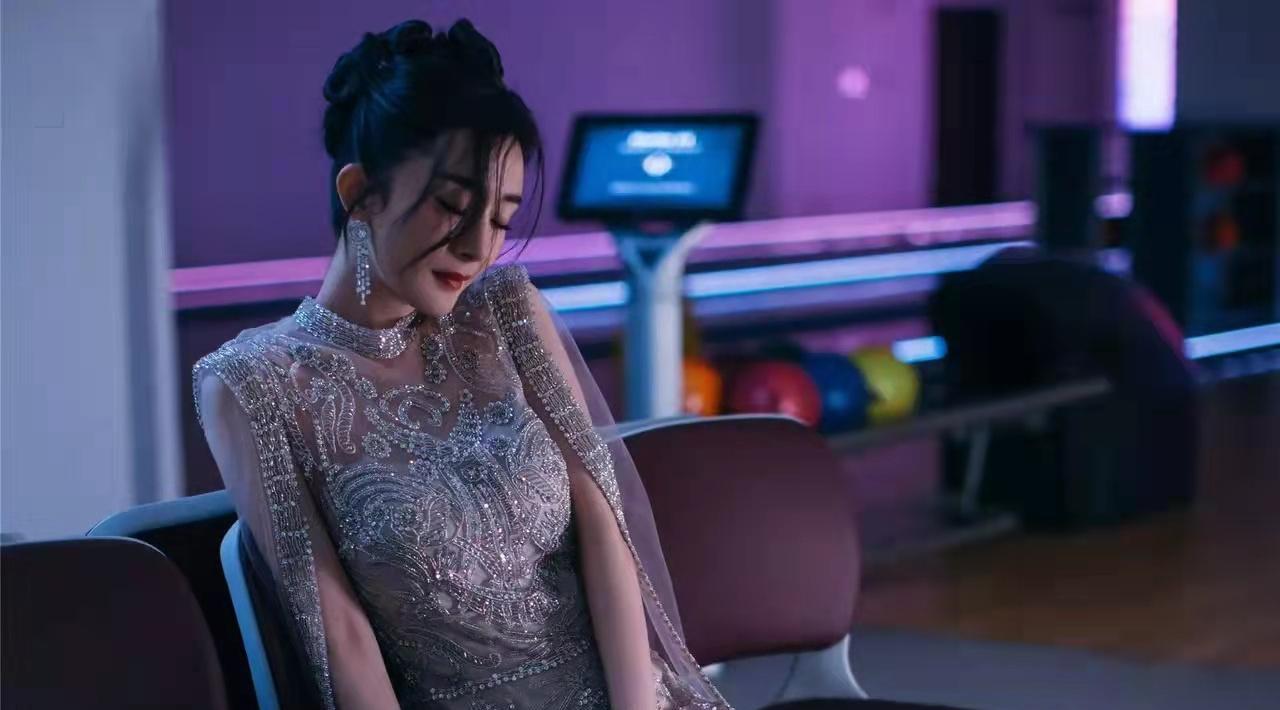 肖战|杨幂在保龄球馆拍大片，穿镂空装赏心悦目，可惜道具拉低了高级感