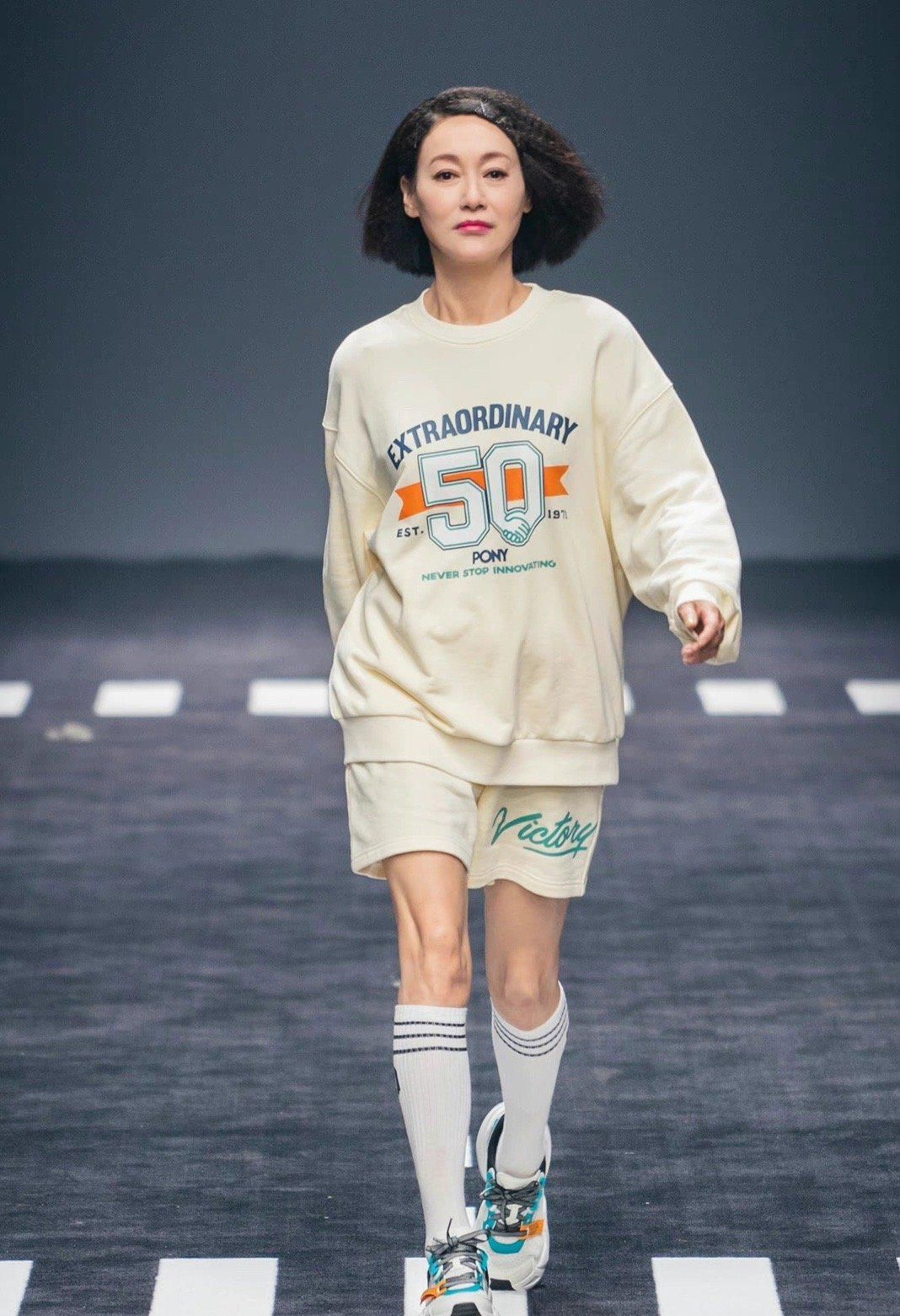 时尚圈的奇葩大喵 61岁状态比20岁的还要好？惠英红T台走秀气场全开，筷子腿太抢镜