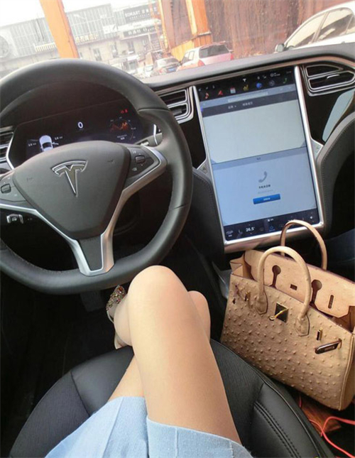 内存卡 福建男子捡到女士的内存卡，以视频要挟以后听话或打100万赎回