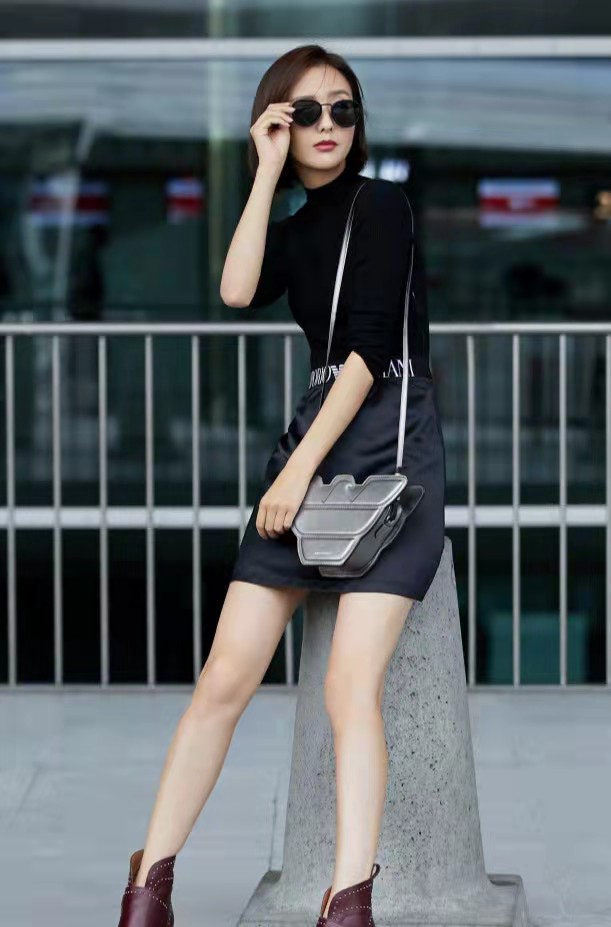 佟丽娅|佟丽娅白色高开衩礼服出席走红毯这气质造型绝了