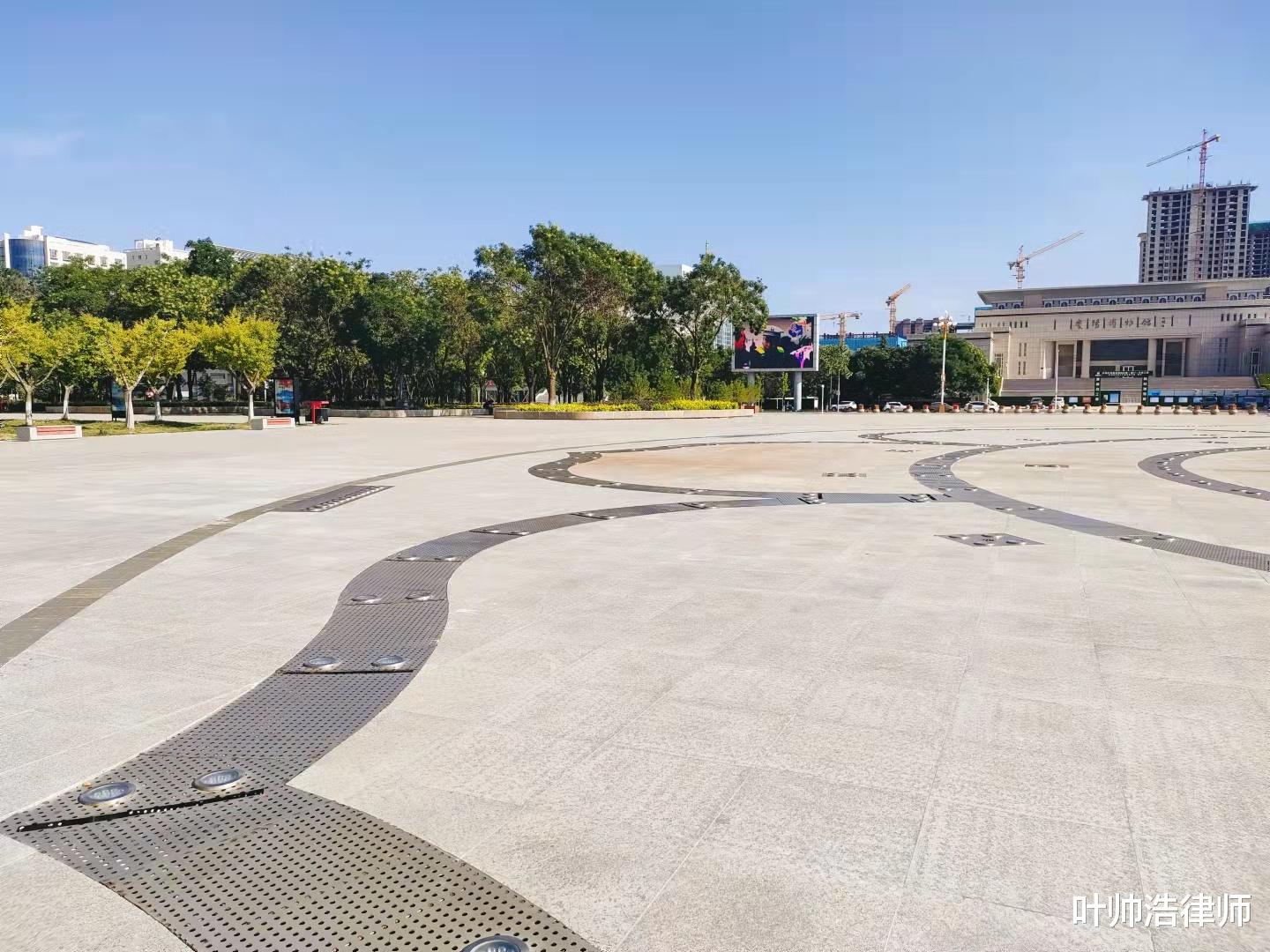 8岁男童被喷泉冲离地面摔伤,抢救11天不幸亡